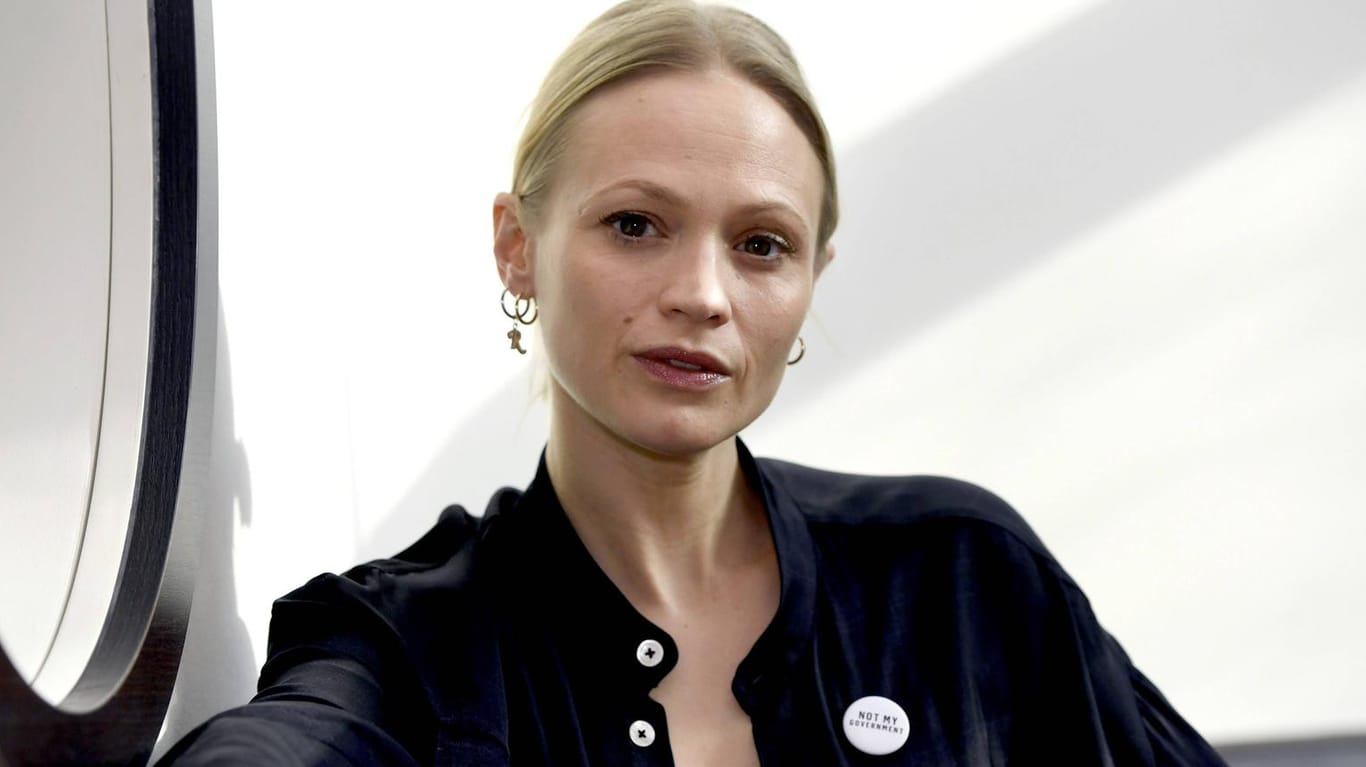 Mavie Hörbiger: Die Schauspielerin räumt mit Rollenklischees aus.
