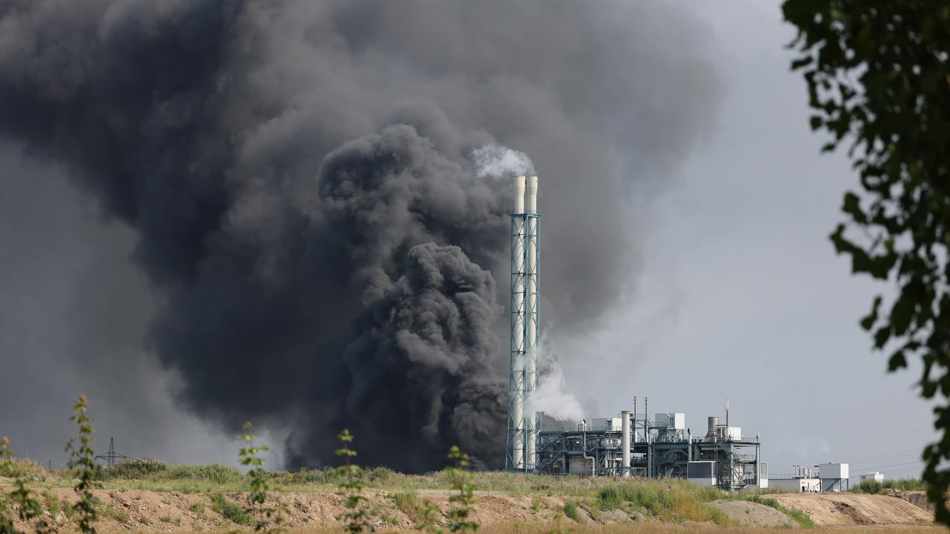 Nach der Explosion ereignete sich ein Brand im Tanklager des Entsorgungszentrums Bürrig. Die Rauchwolke hüllte das Gelände großflächig ein.