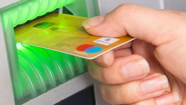 Wer im Ausland Geld mit seiner Girokarte abheben will, sollte vor der Reise mögliche Einschränkungen für das Zielland prüfen. Wer im Ausland Geld mit seiner Girokarte abheben will, sollte vor der Reise mögliche Einschränkungen für das Zielland prüfen.