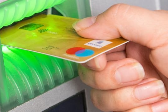 Wer im Ausland Geld mit seiner Girokarte abheben will, sollte vor der Reise mögliche Einschränkungen für das Zielland prüfen. Wer im Ausland Geld mit seiner Girokarte abheben will, sollte vor der Reise mögliche Einschränkungen für das Zielland prüfen.
