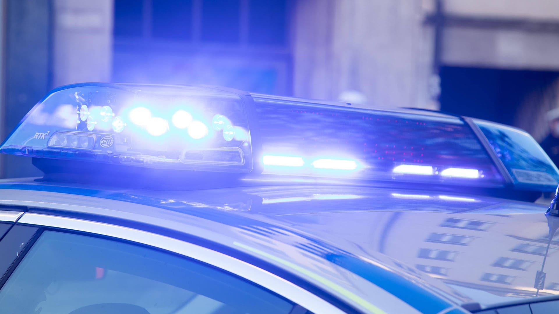 Polizeiwagen mit Blaulicht (Symbolbild): Um den Verletzten soll sich die Frau nicht gekümmert haben, nachdem sie ihn angefahren hatte. Polizeiwagen mit Blaulicht (Symbolbild): Um den Verletzten soll sich die Frau nicht gekümmert haben, nachdem sie ihn angefahren hatte.