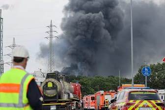 Rauchwolke über Chempark Leverkusen: Bis nach Wuppertal sind Auswirkungen der Explosion zu spüren.