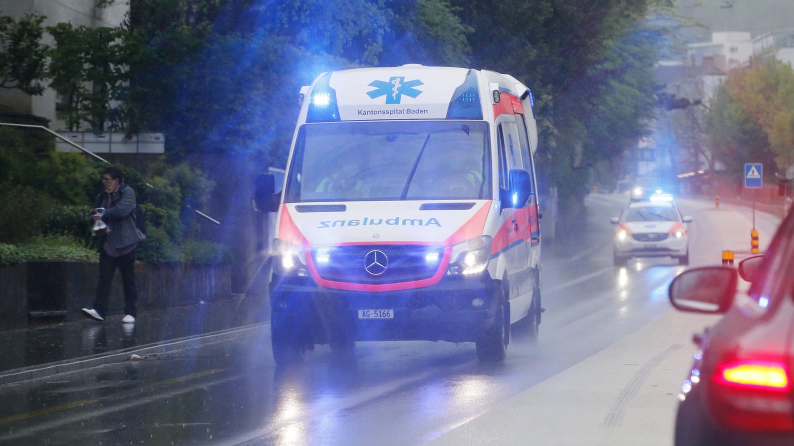 Schweizer Notarzt (Symbolbild): Eine Familie wurde von herabfallenden Ästen getroffen. Schweizer Notarzt (Symbolbild): Eine Familie wurde von herabfallenden Ästen getroffen.