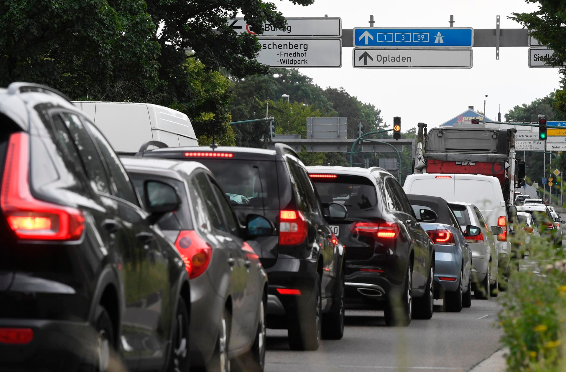 Wegen der Schadenslage ist die viel befahrende Autobahn A1 bei Leverkusen gesperrt worden.