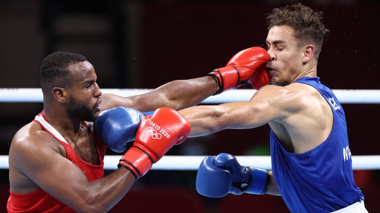 In dem Boxkampf zwischen dem Marokkaner Youness Baalla (l.) und Neuseeländer David Nyika ging es nicht nur sportlich zur Sache.