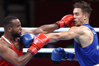 In dem Boxkampf zwischen dem Marokkaner Youness Baalla (l.) und Neuseeländer David Nyika ging es nicht nur sportlich zur Sache.