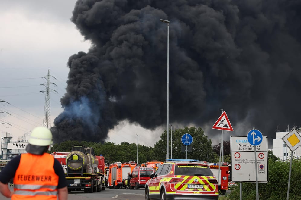 Rauchwolke über dem Chempark Leverkusen: Bei dem Unglück kam mindestens ein Arbeiter ums Leben, mehrere wurden verletzt.