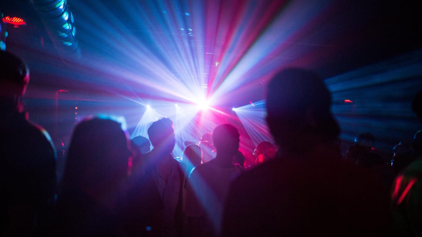 Menschen tanzen in einem Club (Symbolbild): In Niedersachsen gibt es schärfere Corona-Regeln für die Partyszene.