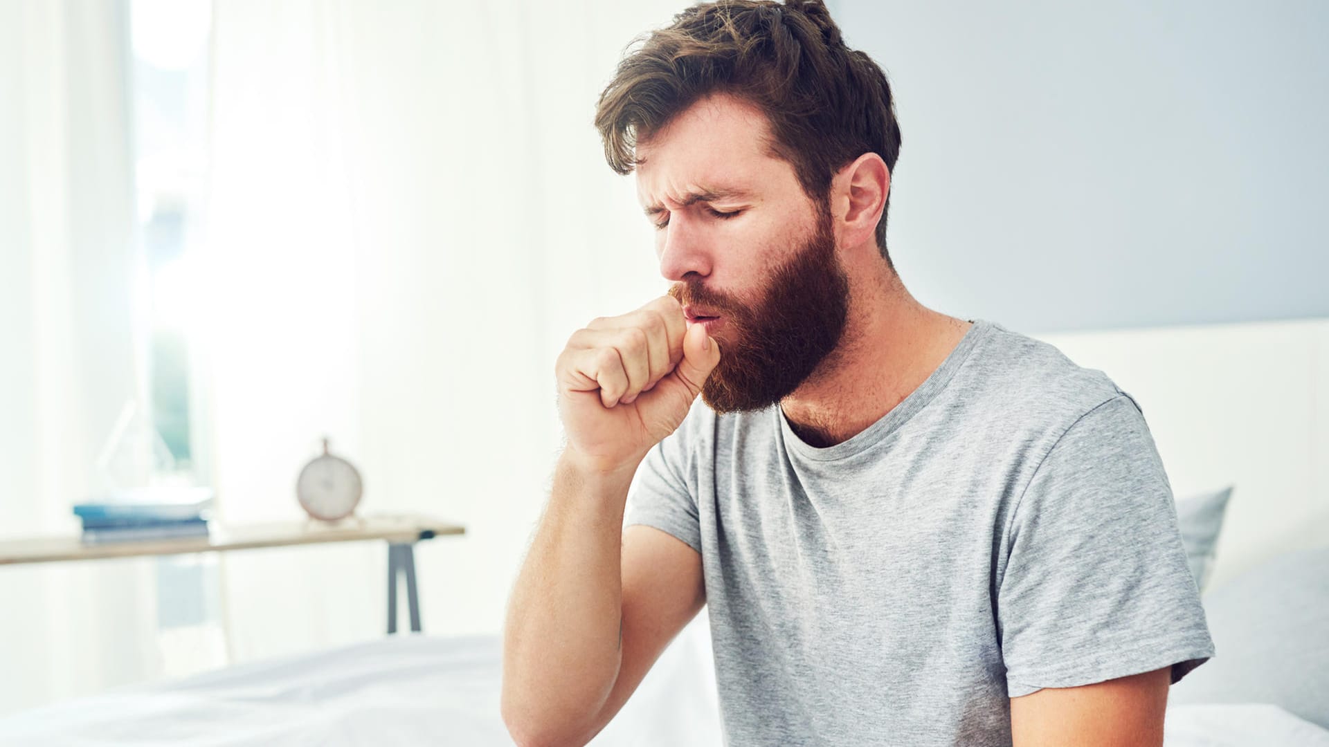 Morgendlicher Hustenreiz: Ein vermeintlich harmloser Raucherhusten, der vor allem morgens nach dem Aufstehen auftritt, kann erstes Anzeichen einer COPD sein.