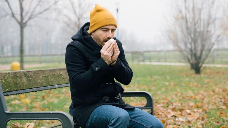 Husten im Herbst: Bei kaltem und feuchtem Wetter können sich die COPD-Symptome plötzlich deutlich verschlechtern.