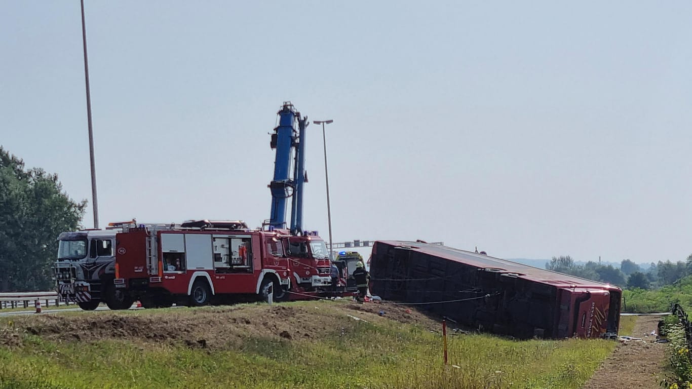 Rettungskräfte an der Unfallstelle nahe Slavonski Brod: Unter den Toten ist auch eine Deutsche.