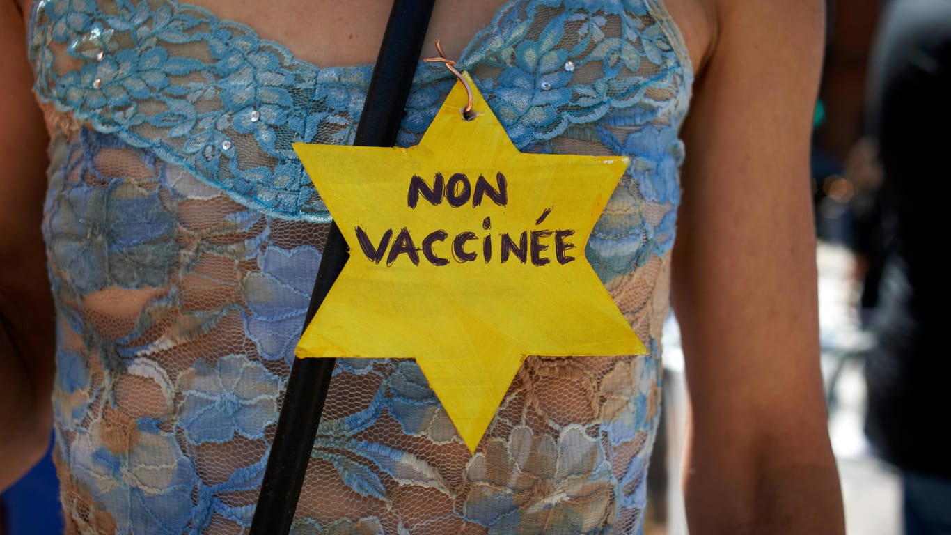 Eine Impfgegnerin in Toulouse trägt einen gelben Stern mit der Aufschrift "Ungeimpft": Juden haben sich entsetzt von der Aktion gezeigt.