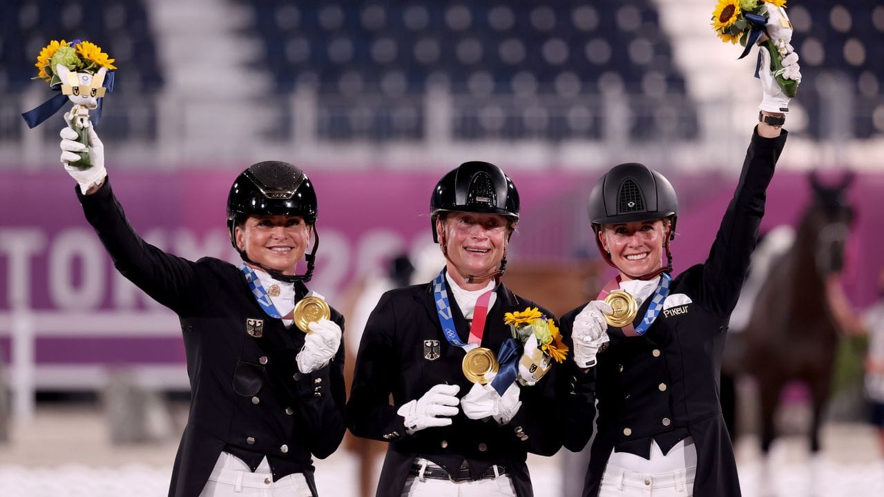 Dorothee Schneider (l-r), Isabell Werth und Jessica von Bredow-Werndl feiern ihr Team-Gold in der Dressur.