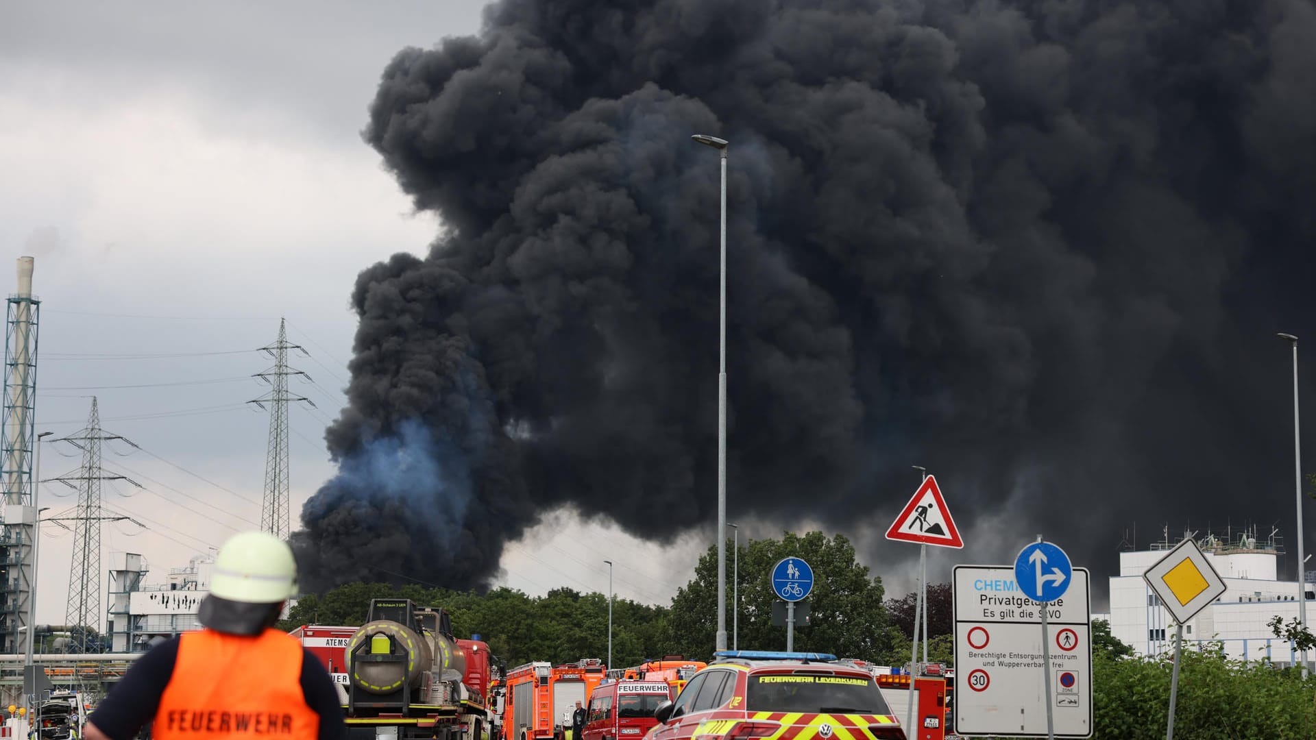 Rauchwolke über dem Chempark Leverkusen kurz nach der Explosion: Auch die Dortmunder Feuerwehr warnt vor dem Rauch in der Stadt. Rauchwolke über dem Chempark Leverkusen kurz nach der Explosion: Auch die Dortmunder Feuerwehr warnt vor dem Rauch in der Stadt.