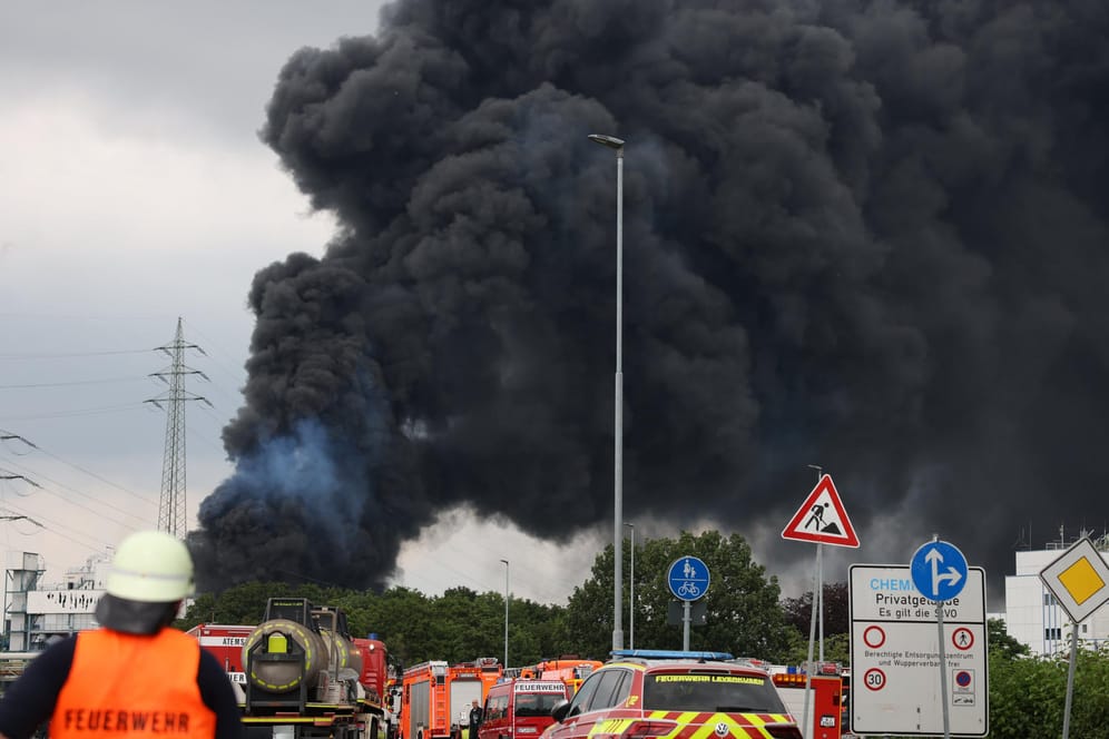 Rauchwolke über dem Chempark Leverkusen kurz nach der Explosion: Auch die Dortmunder Feuerwehr warnt vor dem Rauch in der Stadt.