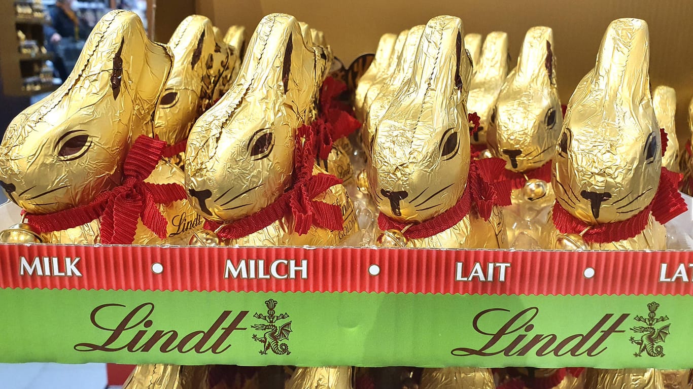 Schokoladenosterhasen der Firma Lindt (Symbolbild): Der Schokoladenhersteller kann für die erste Jahreshälfte 2021 gute Zahlen verbuchen.
