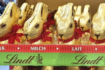 Schokoladenosterhasen der Firma Lindt (Symbolbild): Der Schokoladenhersteller kann für die erste Jahreshälfte 2021 gute Zahlen verbuchen.