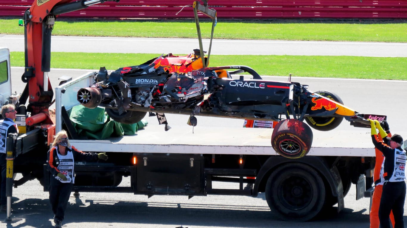 Resultat des Crashs mit Hamilton: Verstappens zerstörter Red Bull wird von einem Kran geborgen.
