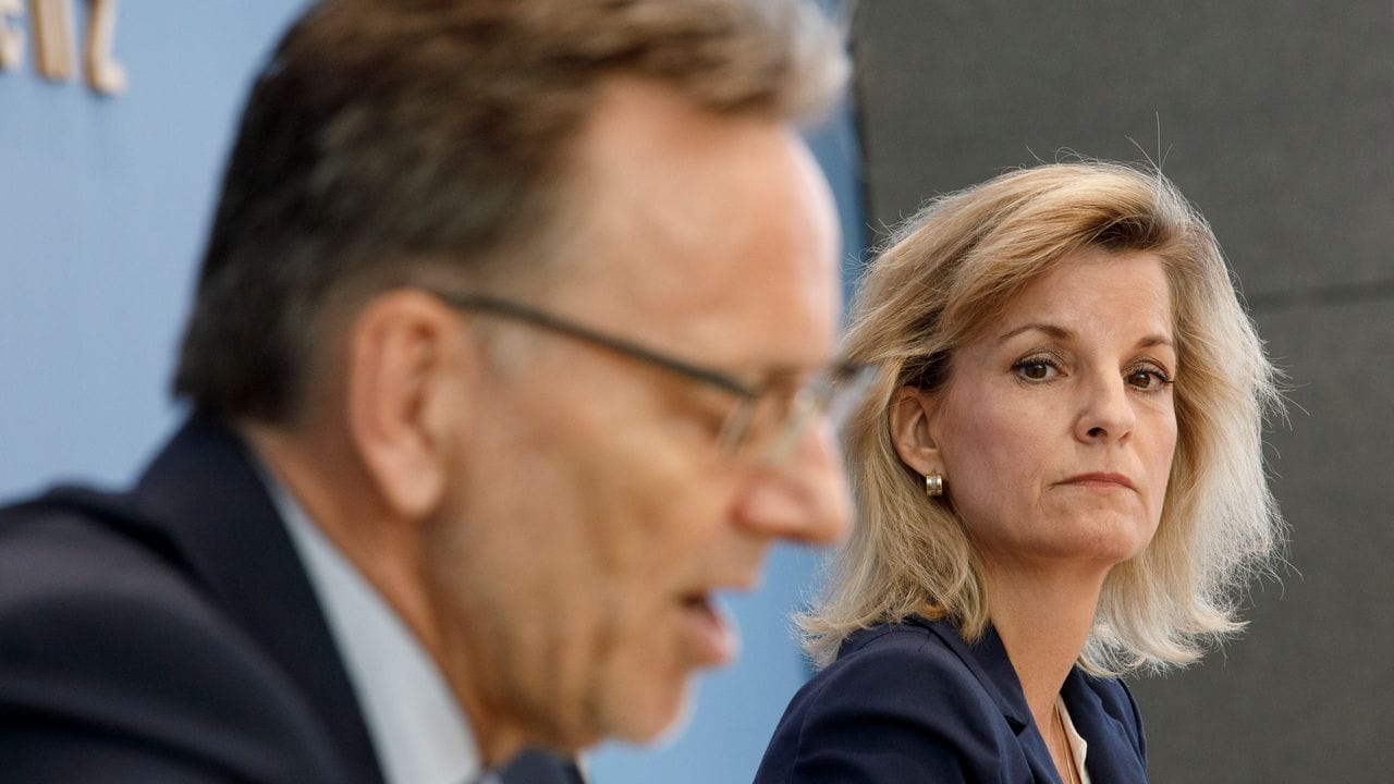 BKA-Präsident Holger Münch und die Drogenbeauftragte der Bundesregierung, Daniela Ludwig, bei der Vorstellung des Rauschgift-Lagebildes 2020. BKA-Präsident Holger Münch und die Drogenbeauftragte der Bundesregierung, Daniela Ludwig, bei der Vorstellung des Rauschgift-Lagebildes 2020.