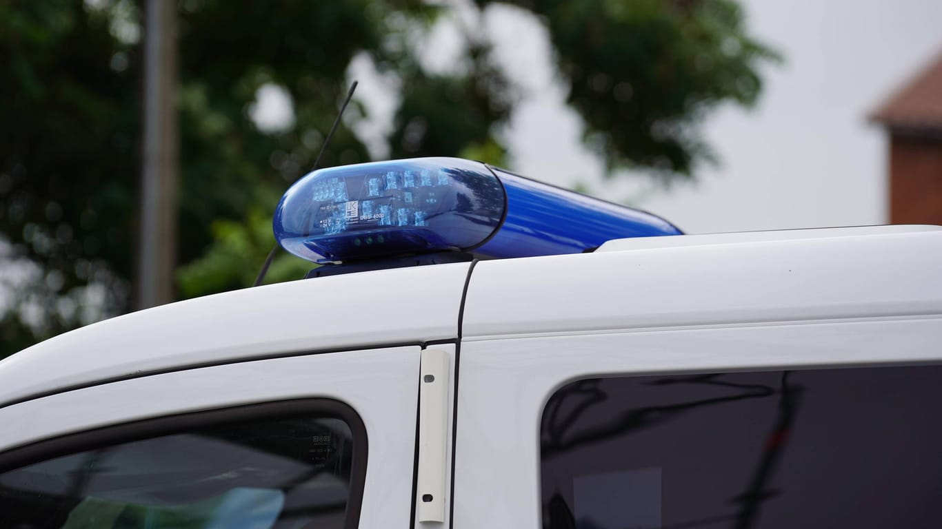 Blaulicht auf einem Polizeiwagen: Die Bereitschaftspolizei musste die Straße räumen (Symbolbild).