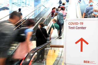 Ein Schild weist im BER auf ein Corona-Testzentrum hin (Symbolbild): "Niemand hat irgendwas kontrolliert", berichtet ein Reisender. Eine Erfahrung, die offenbar viele Deutsche teilen.