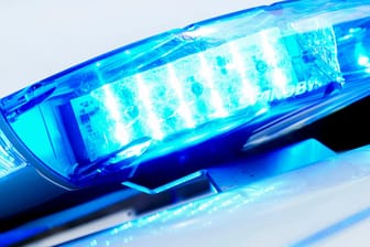 Ein leuchtendes Blaulicht auf einem Einsatzwagen (Symbolbild): Bei einem Verkehrsunfall auf der A3 zog sich ein Motorradfahrer schwere Verletzungen zu.