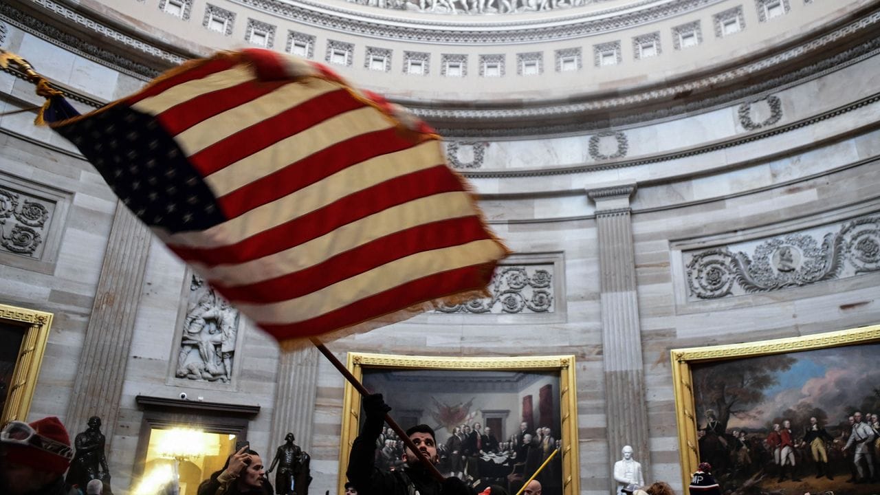 Ein Demonstrant schwenkt im Januar im Inneren des Kapitols die US-Flagge.