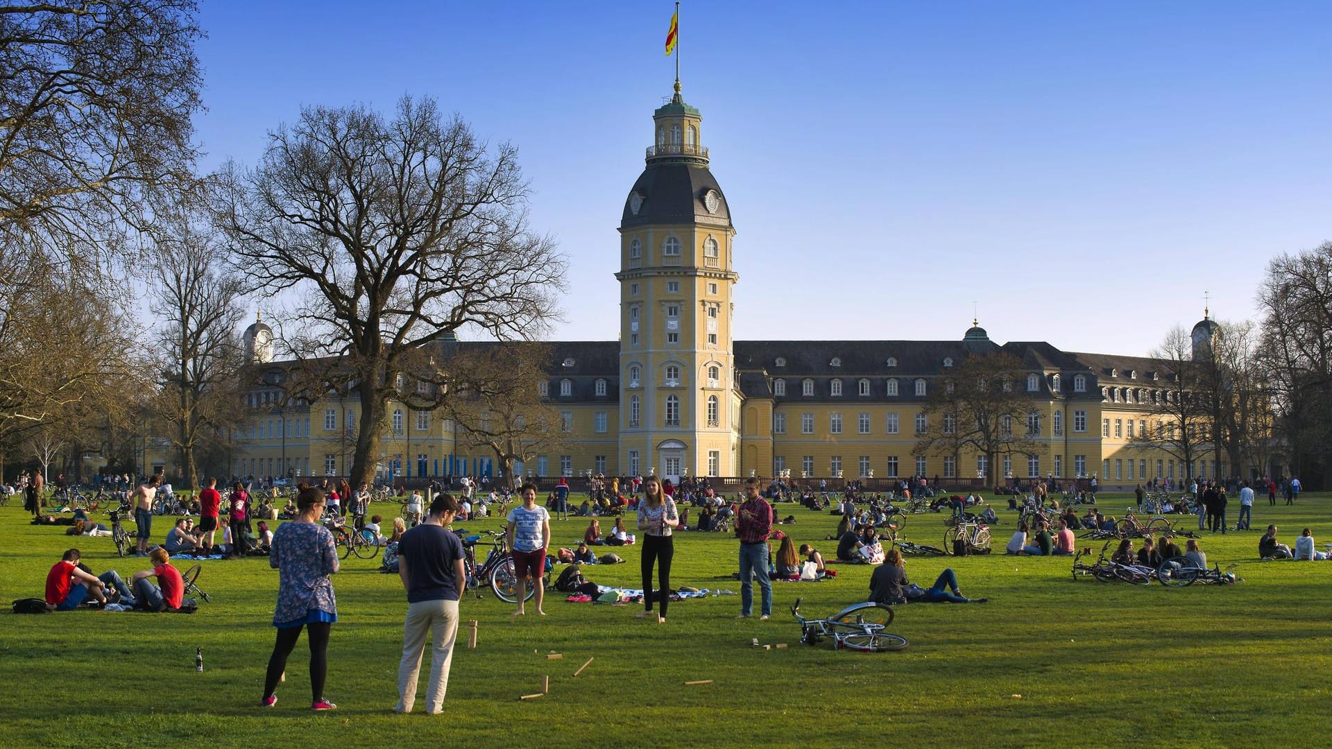 Menschen im Karlsruher Schlossgarten (Symbolbild): Wo es sonst friedlich ist, hat ein 20-Jähriger mit einer ausufernden Party einen Polizeieinsatz provoziert.