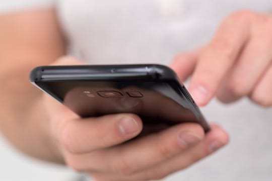 Es ist ein Gerät, das viele Schätze hütet: Das Smartphone sollte man bestmöglich vor dem Zugriff Dritter schützen.