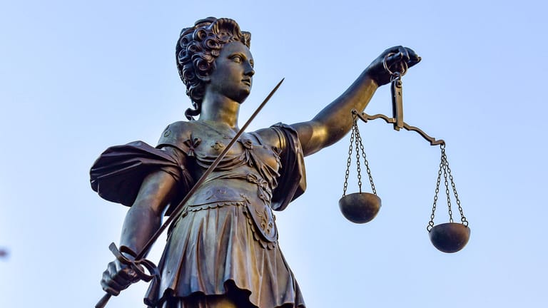 Justitia: Dem Privatdetektiv wird die Weitergabe von Drogen vorgeworfen (Symbolbild).