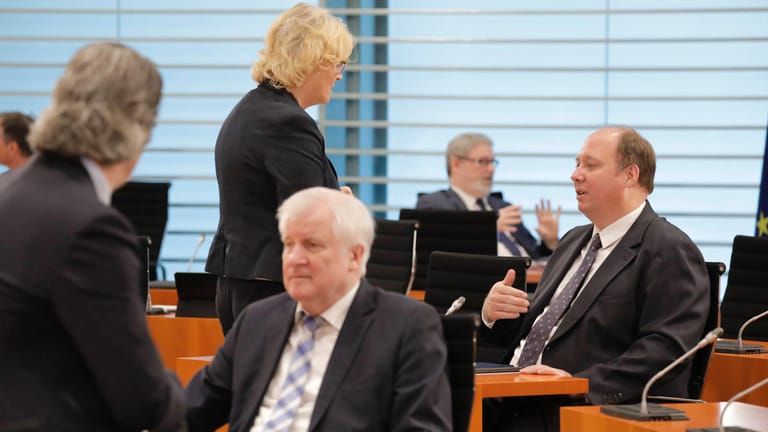 Ungeimpfte ausschließen oder nicht? Helge Braun und Christine Lambrecht diskutieren bei einer Sitzung des Bundeskabinetts.