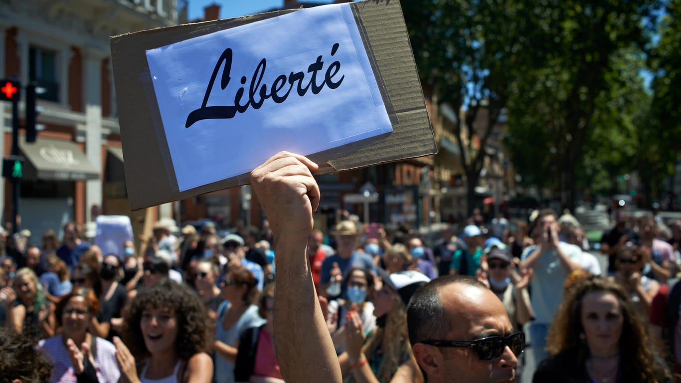 Toulouse, Frankreich: Nach der Ankündigung einer Impfpflicht im Gesundheitswesen gehen am 17. Juli Tausende auf die Straße.