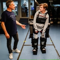 Jean-Louis Constanza mit seinem Sohn Oscar Constanza: Der 16-Jährige hatte seinen Vater gebeten, einen Geh-Roboter für ihn zu bauen.