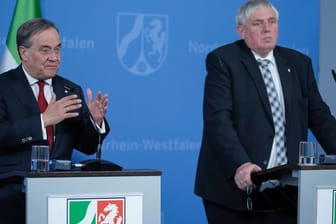 Neue Coronaregeln: NRW-Ministerpräsident Armin Laschet mit Gesundheitsminister Karl-Josef Laumann. Das Land hat eine weniger vorsichtige Regeln eingeführt, ohne darüber zu informieren.
