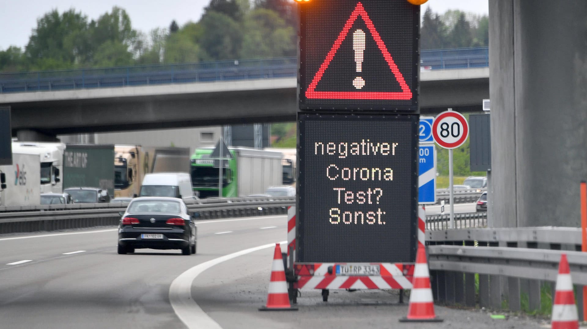 An der Grenze zur Bundesrepublik: Auch wer auf dem Landweg nach Deutschland kommt, muss künftig einen negativen Coronatest vorweisen. Ausnahmen gelten für Geimpfte und nachweislich Genesene.