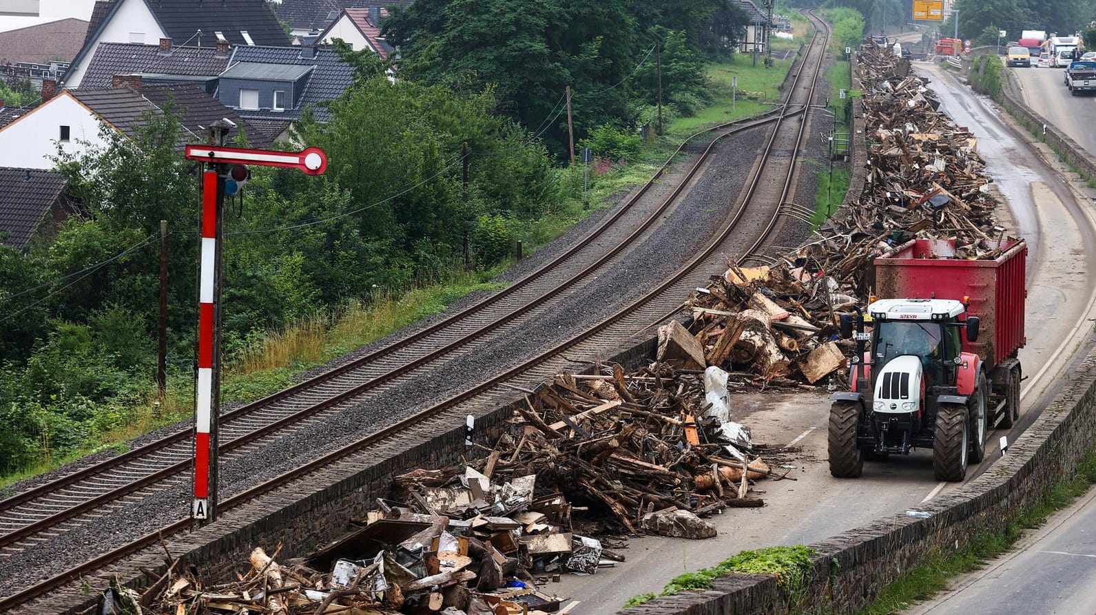 Großes Aufräumen nach der Flut: Landwirte spielen eine große Rolle.