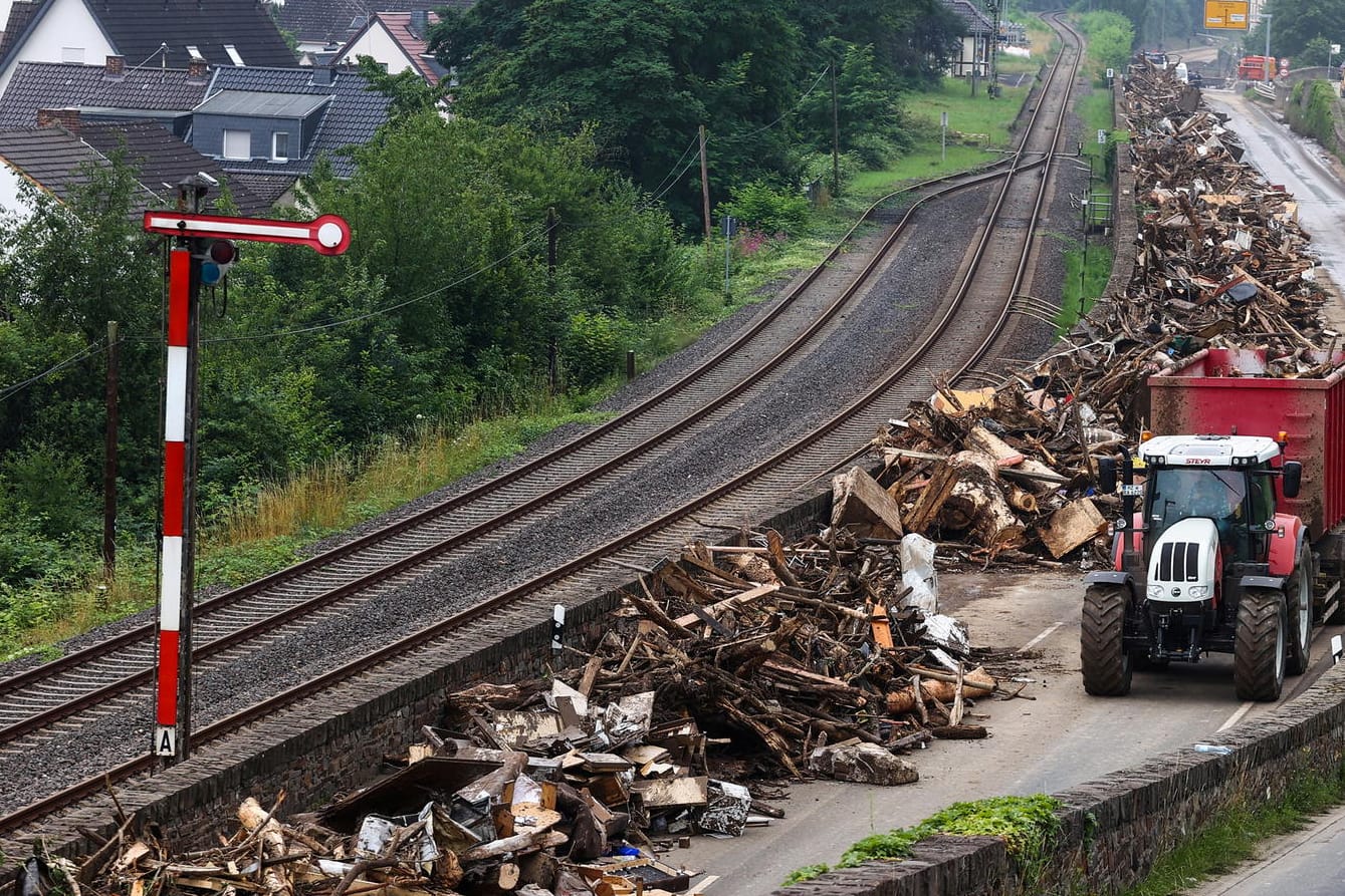 Großes Aufräumen nach der Flut: Landwirte spielen eine große Rolle.