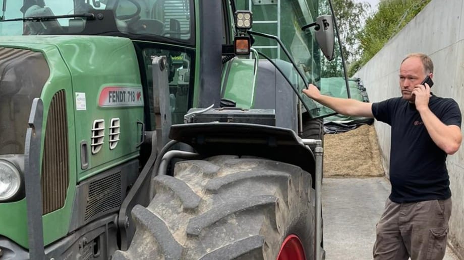 Frank Kistel: Der Landwirt hängt unweit der niederländischen Grenze ständig am Handy, weil er Ansprechpartner für den Hilfseinsatz seiner Kollegen an der Ahr ist.