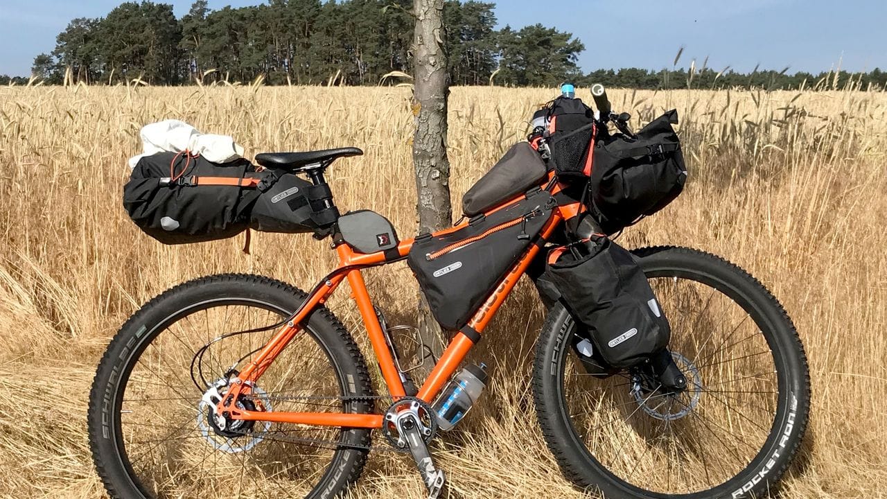 Mit Sack und Pack: Zehn Taschen sind am Bikepacking-Fahrrad verschraubt und verzurrt.