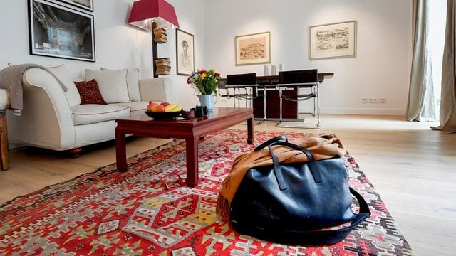 Wer seine Wohnung an Urlauber vermietet, muss in seiner Steuererklärung den erwirtschafteten Gewinn angeben - aber es gibt Ausnahmen.