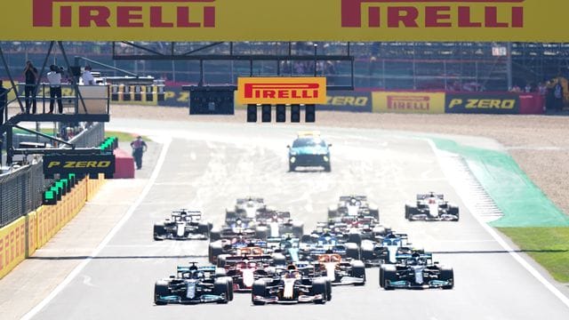 Direkt nach dem Start in Silverstone kam es zum Crash zwischen Lewis Hamilton (vorn, l) und Max Verstappen (vorn, M). Direkt nach dem Start in Silverstone kam es zum Crash zwischen Lewis Hamilton (vorn, l) und Max Verstappen (vorn, M).