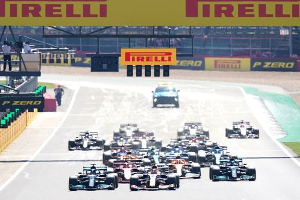 Direkt nach dem Start in Silverstone kam es zum Crash zwischen Lewis Hamilton (vorn, l) und Max Verstappen (vorn, M).