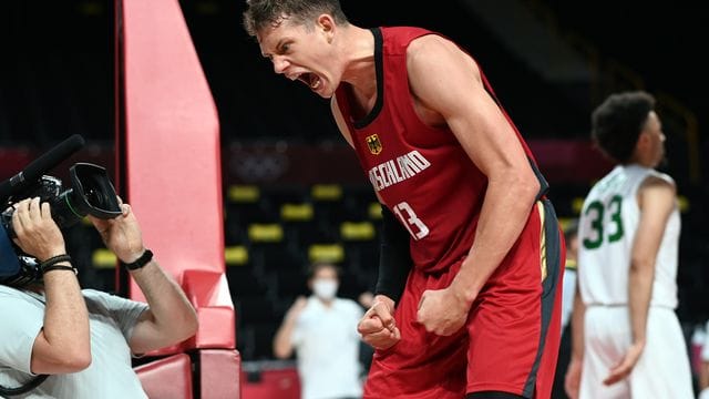 Basketballer Moritz Wagner jubelt über den Sieg gegen Nigeria.