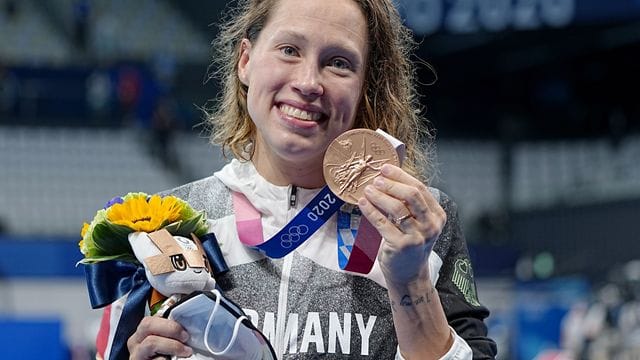 Sarah Köhler strahlt mit ihrer Bronzemedaille um die Wette.