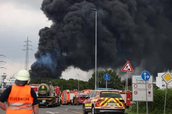 Eine riesige Rauchwolke nach der Explosion im Leverkusener Chempark: Einsatzkräfte suchen vor Ort weiter nach Vermissten.