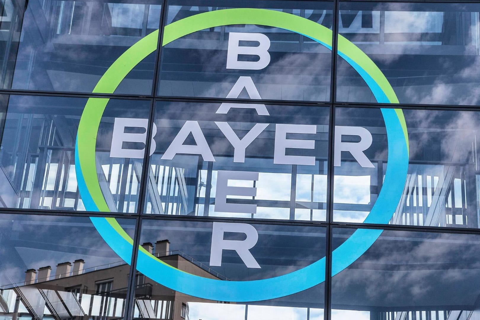 Logo des Chemiekonzerns Bayer: Die Altlasten der übernommenen Firma Monsanto lassen dem deutschen Konzern keine Ruhe. Logo des Chemiekonzerns Bayer: Die Altlasten der übernommenen Firma Monsanto lassen dem deutschen Konzern keine Ruhe.