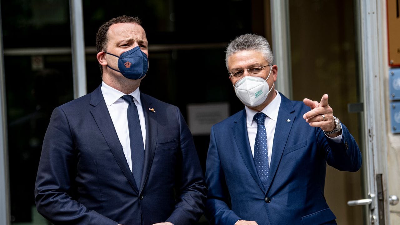 Gesundheitsminister Jens Spahn und RKI-Chef Lothar Wieler vor dem Robert Koch-Institut in Berlin.