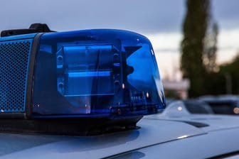 Polizeieinsatz im nordrhein-westfälischen Kamp-Lintfort: Der Verdächtige gab an, dass "ein Mann mit einer eingeschalteten Kettensäge in Richtung Schulstraße" liefe.