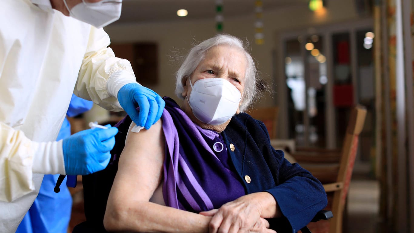 Impfung im Seniorenheim: Niedersachsens Gesundheitsministerin rechnet damit, dass der Schutz ähnlich einer Grippeimpfung erneuert werden muss.