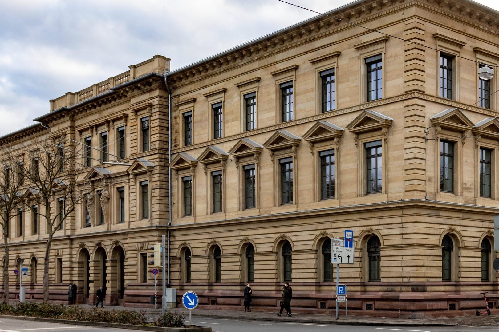 Das Landgericht Karlsruhe (Archivbild): Dort wurde gestern ein 20-Jähriger zu sechseinhalb Jahren Jugendstrafe verurteilt.